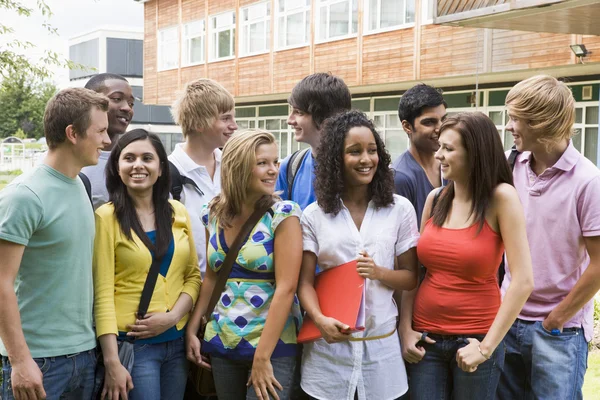 Grupo de estudantes universitários no campus — Fotografia de Stock