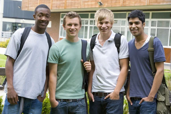 Masculino amigos universitários no campus — Fotografia de Stock