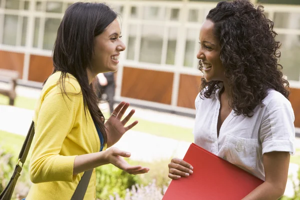 Vrouwelijke college vrienden praten op de campus — Stockfoto