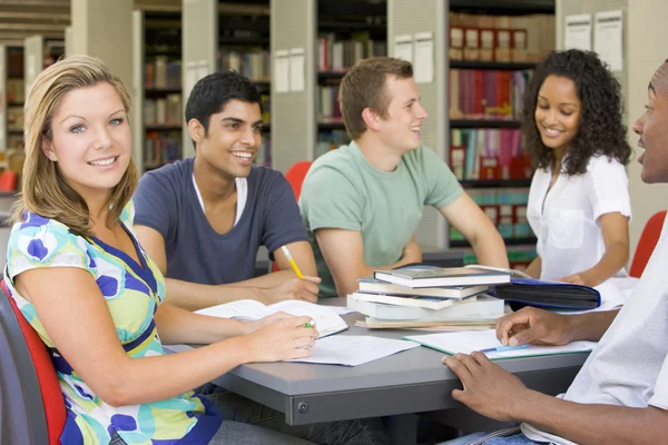 Studenti Universitari Che Studiano Insieme Una Biblioteca — Foto Stock