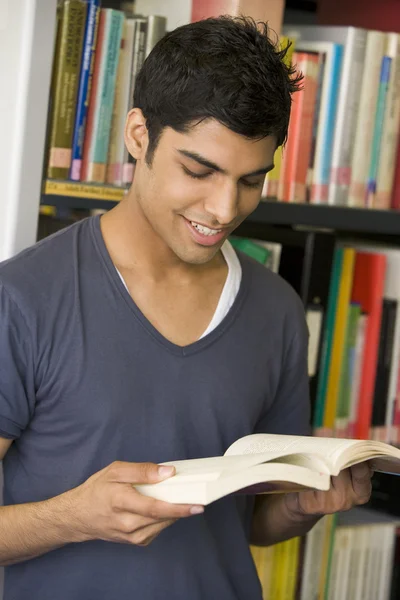 Erkek Üniversite Öğrencisi Bir Kütüphanede Okuma — Stok fotoğraf