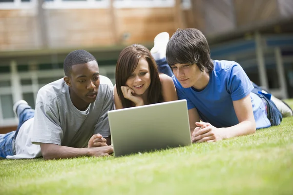 Studenten Met Behulp Van Laptop Campus Gazon — Stockfoto