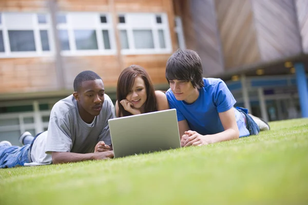 Studenci Korzystający Laptopa Terenie Kampusu — Zdjęcie stockowe