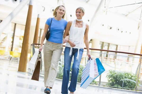 Friends shopping in mall — Stock Photo, Image
