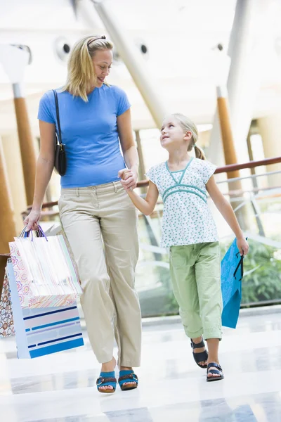Moeder en dochter shopping mall — Stockfoto