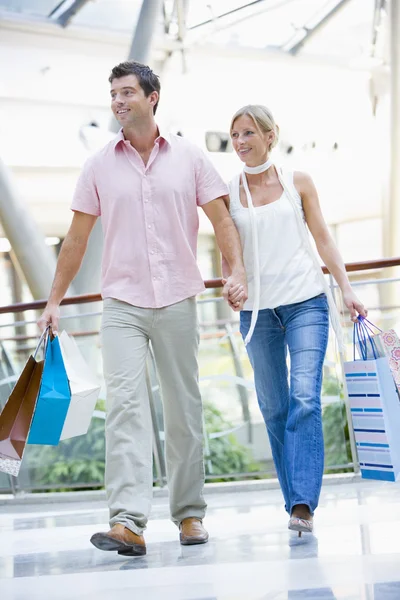 Couple shopping dans le centre commercial — Photo