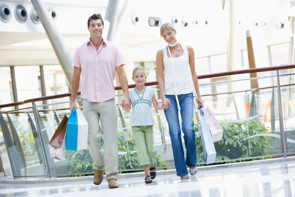Rodzinne zakupy w centrum handlowym — Zdjęcie stockowe