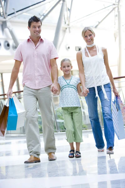 Shopping Famille Dans Centre Commercial Portant Des Sacs — Photo