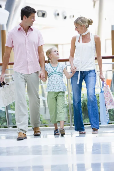 Shopping en famille dans le centre commercial — Photo