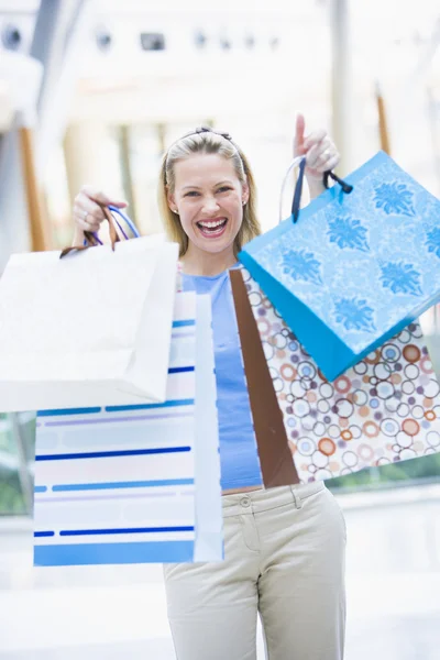 Frau beim Einkaufen in Einkaufszentrum — Stockfoto