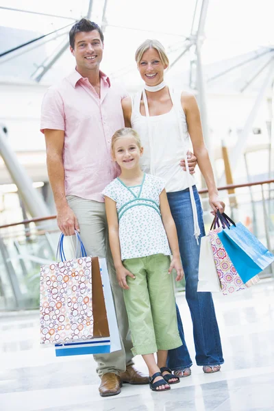 Compras familiares en el centro comercial — Foto de Stock