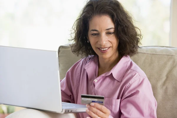 Mulher fazendo compra on-line em casa — Fotografia de Stock