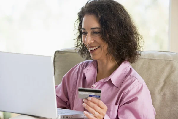 女人在家里用的信用卡在线购物 — 图库照片