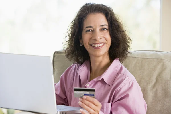 Donna che effettua acquisti online a casa — Foto Stock