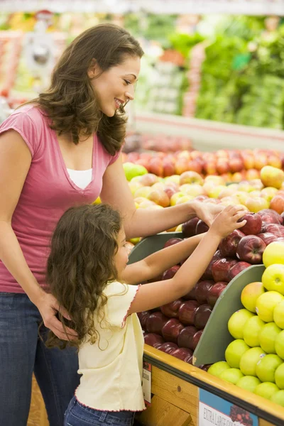 Anne Kızı Süpermarket Bölümünde Üretmek — Stok fotoğraf