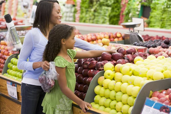 母亲和女儿在超市中的产生节 — 图库照片