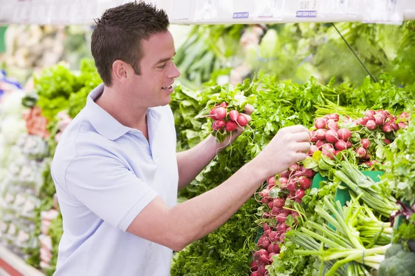 Man shopping in produce department — Stock Photo, Image