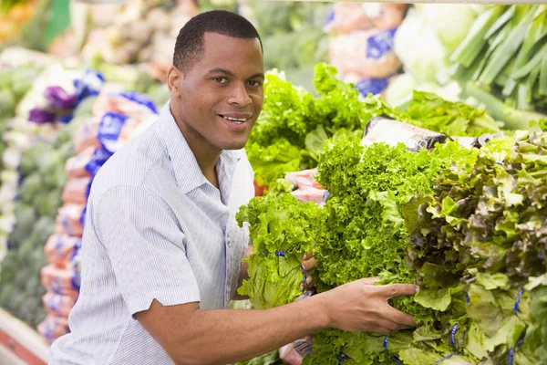 Man shopping in produce section — Stock Photo, Image