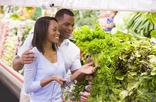 Couple shopping in produce department — Stock Photo, Image