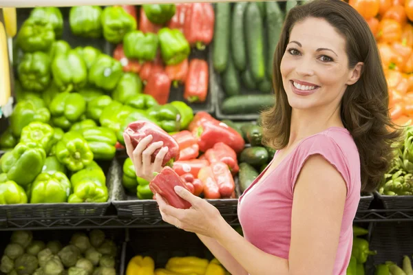 Woman shopping in produce section — Stock Photo, Image