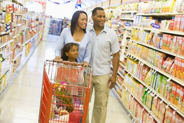Süpermarkette alışveriş aile — Stok fotoğraf