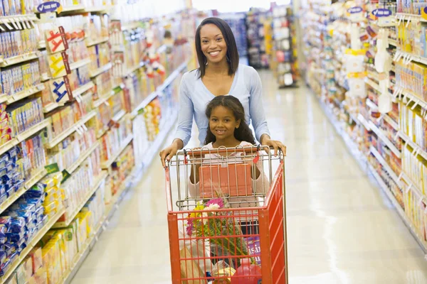 妈妈和女儿在超级市场买日用品 — 图库照片