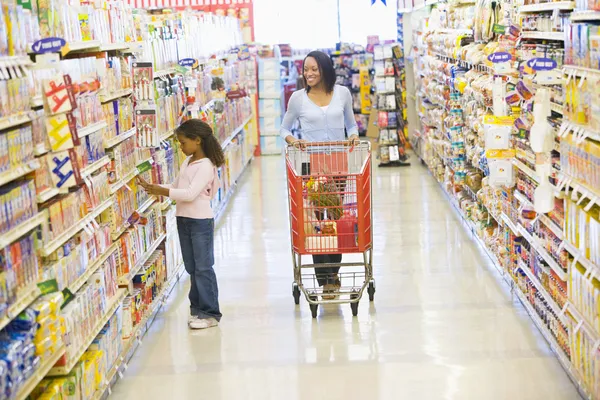 スーパーでの食料品のための母と娘のショッピング — ストック写真