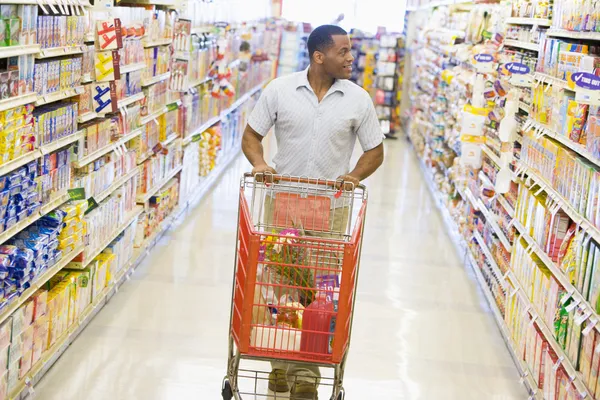 Uomo Spingendo Carrello Lungo Corridoio Supermercato Alimentari — Foto Stock