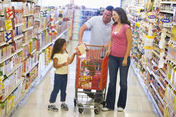 スーパー マーケットで食料品の買い物の家族 — ストック写真
