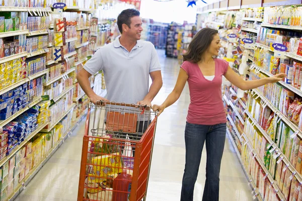 Casal Compras Corredor Supermercado Mercearia — Fotografia de Stock