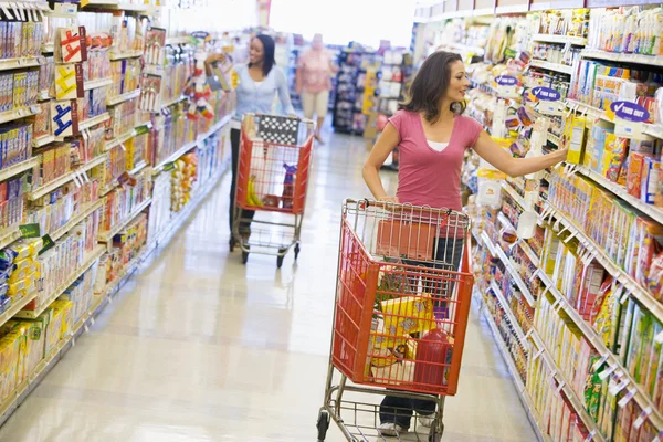 Two women shopping in supermarket — Stock Photo, Image