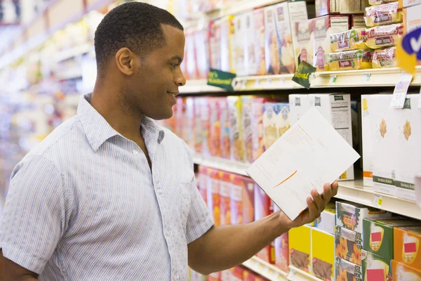 Man Winkelen Supermarkt Controleren Van Inhoud Van Pakket — Stockfoto