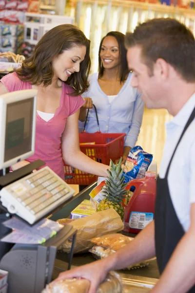 Frau Zahlt Für Lebensmittel Supermarktkasse — Stockfoto