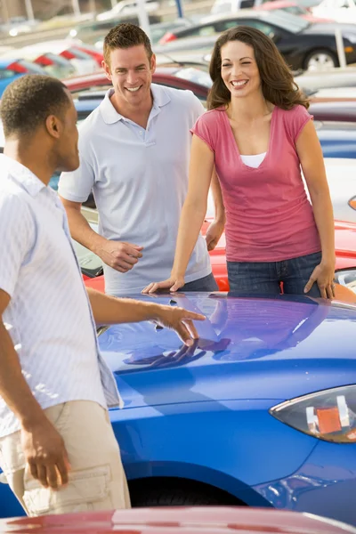 Casal Discutindo Carro Novo Com Vendedor Lote — Fotografia de Stock