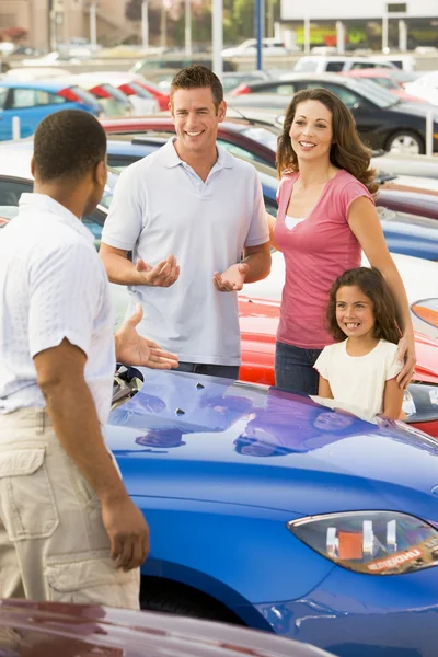 Família Discutindo Carro Novo Com Vendedor Lote — Fotografia de Stock