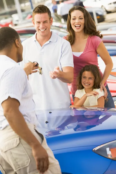 Семья собирает новый автомобиль — стоковое фото