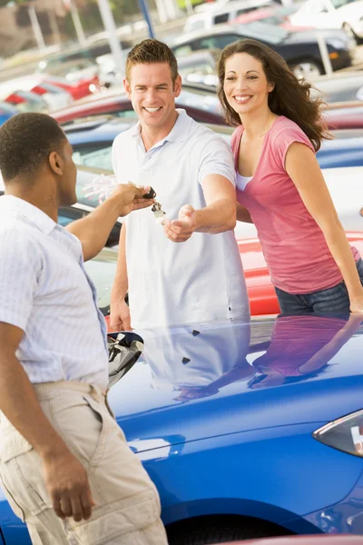 Young Coupled Collecting New Car Salesman — Stock Photo, Image