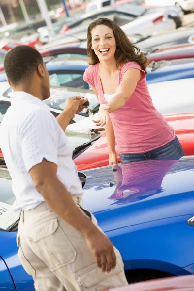 Kvinna Plockar Upp Nycklar Till Bil Från Säljare — Stockfoto