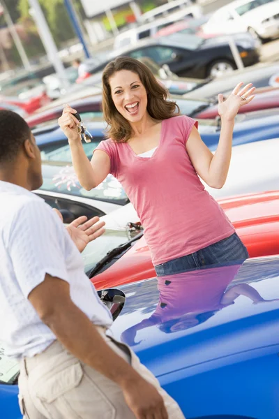 Woman Picking Keys New Car Lot — Stock Photo, Image