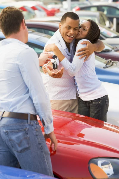 Para zbieranie nowy samochód od sprzedawcy — Zdjęcie stockowe