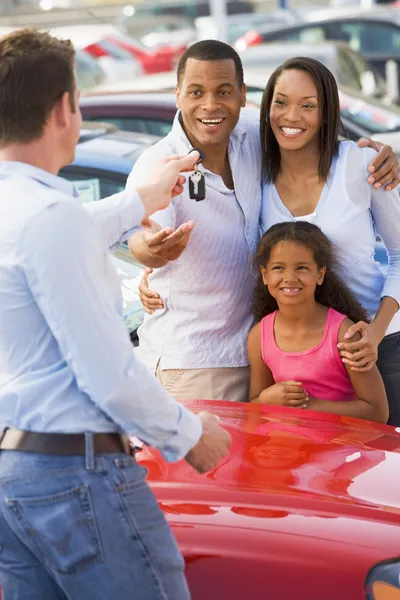 Family Picking New Car Saleman — Stock Photo, Image