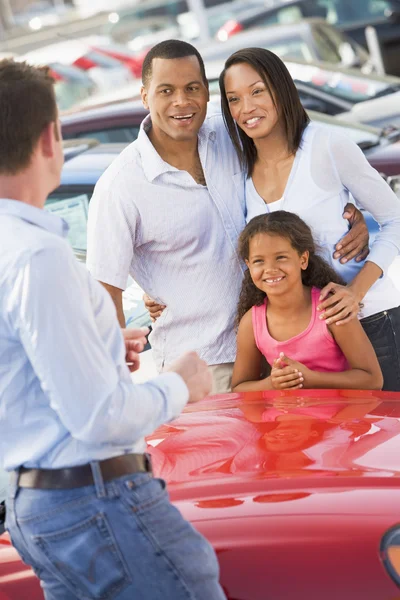 Familia joven recogiendo coche nuevo —  Fotos de Stock