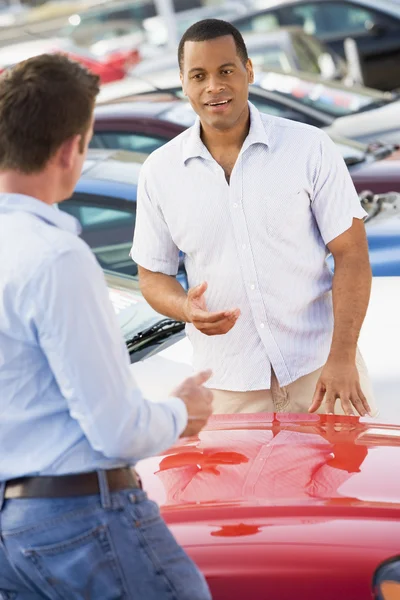 Mann Redet Mit Autoverkäufer Auf Los — Stockfoto