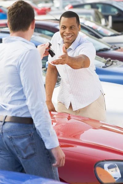 Man Talar Till Bilförsäljare Hel — Stockfoto