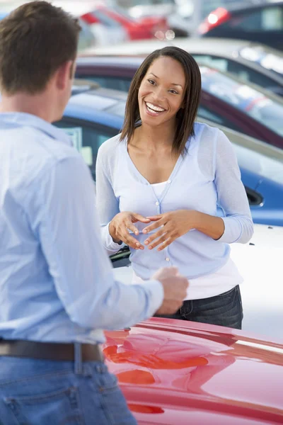 Young Woman Talking Car Salesman Lot — Stock Photo, Image