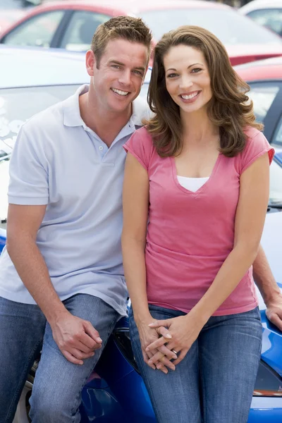 Junges Paar Sucht Sich Neues Auto Auf Grundstück Aus — Stockfoto