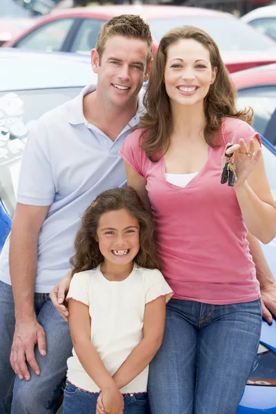 Junge Familie Sammelt Neues Auto Vom Grundstück — Stockfoto