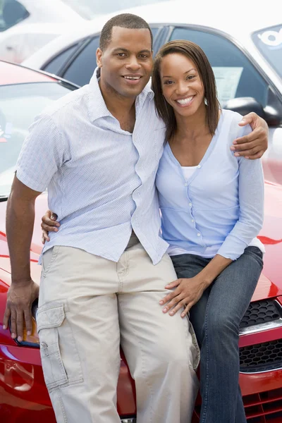 Casal Jovem Olhando Para Carros Novos Lote — Fotografia de Stock