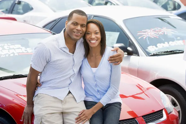 Couple Looking New Cars Lot — Stock Photo, Image