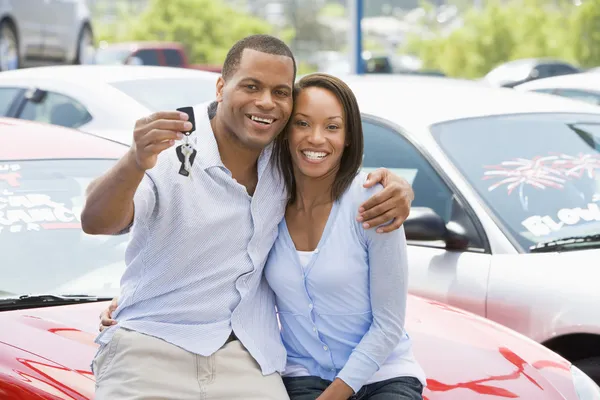 Couple Picking New Car Lot — Stock Photo, Image